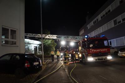Wohnung  brennt vollstaendig  aus 13 Personen gerettet in Schoenaich